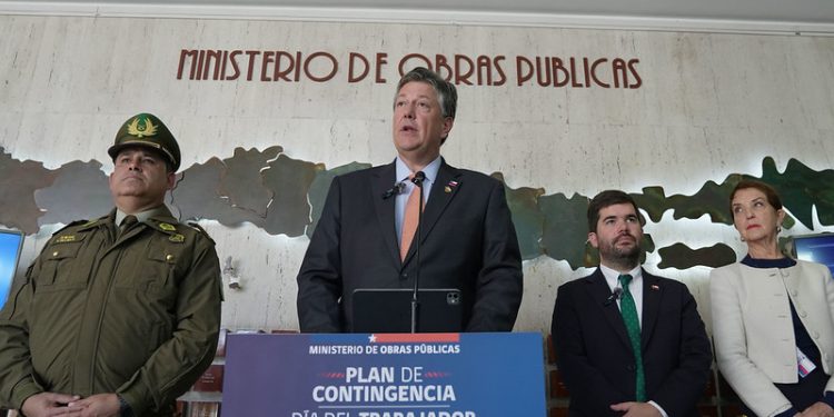 Plan de contingencia para fin de semana largo ante salida de más de 400 mil vehículos de Santiago