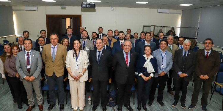 Ministro Campos encabeza jornada nacional de seremis con foco en riego, seguridad productiva y diversificación de mercados
