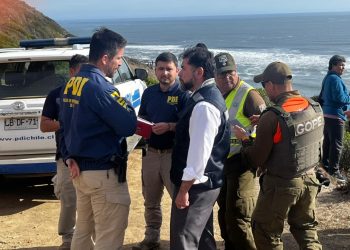 Autoridades supervisan en terreno intensas labores de búsqueda tras volcamiento de embarcación en la costa maulina