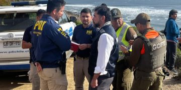 Autoridades supervisan en terreno intensas labores de búsqueda tras volcamiento de embarcación en la costa maulina
