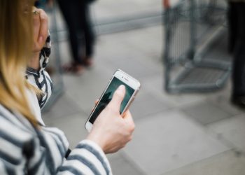 La violencia digital y el acoso en línea: las principales amenazas contra las mujeres en Latinoamérica