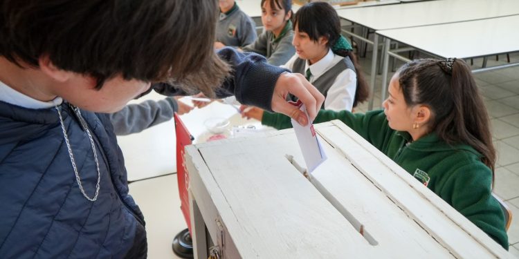 Escuela Rosita O’Higgins realiza inédita elección de Centro de Estudiantes junto a SERVEL y SLEP Maule Costa
