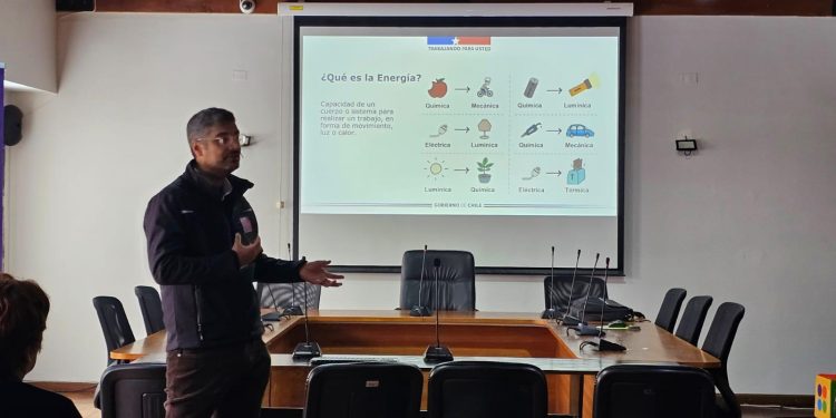 Capacitan sobre eficiencia energética y energías renovables a vecinos y vecinas de San Clemente