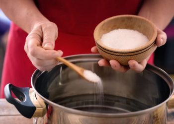 Alto consumo de sal en Chile: especialistas alertan sobre problemas a la salud