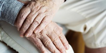 Abandono social de personas mayores: ¿Qué aspectos reconoce la nueva Ley?