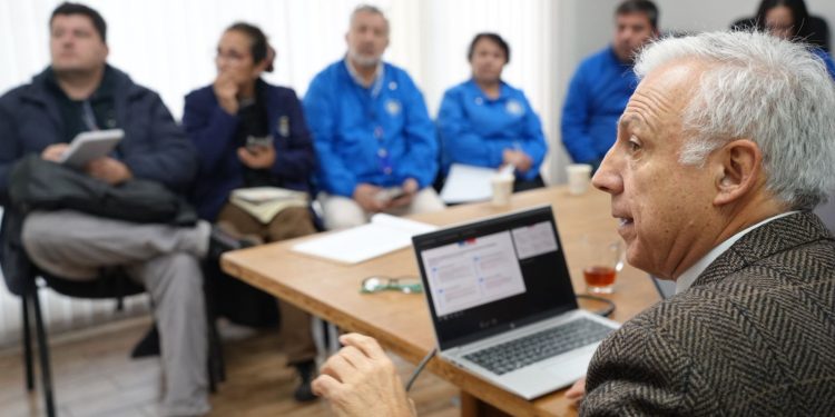 Servicio de Salud Maule y gremios regionales fortalecen coordinación ante ajuste presupuestario en salud