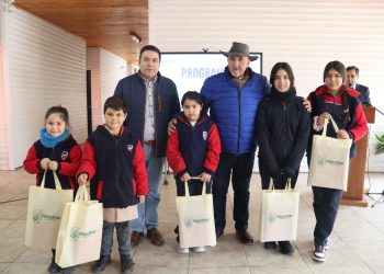 Municipio de Pencahue entrega zapatillas a 781 estudiantes con recursos del Royalty Minero