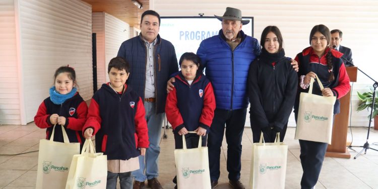 Municipio de Pencahue entrega zapatillas a 781 estudiantes con recursos del Royalty Minero