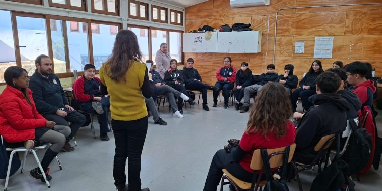 Más de 200 estudiantes de Vichuquén inician talleres para proyectar su futuro en la educación superior