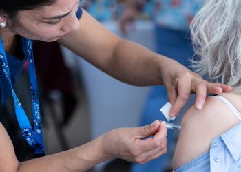 Atenciones respiratorias alcanzan su nivel más alto del año: especialistas explican por qué aún es tiempo de vacunarse