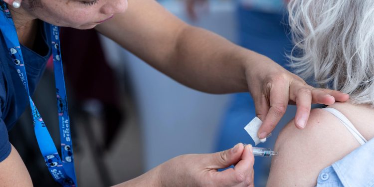 Atenciones respiratorias alcanzan su nivel más alto del año: especialistas explican por qué aún es tiempo de vacunarse