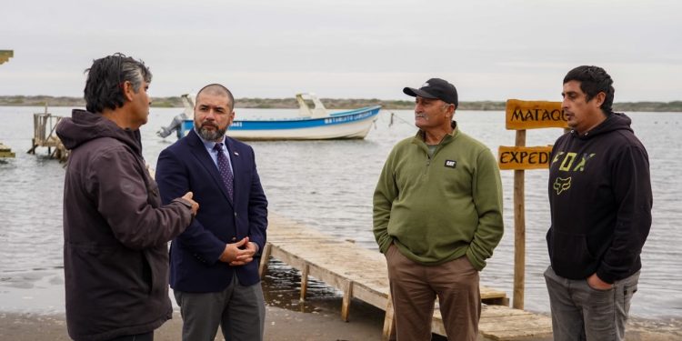 Autoridades presentan cupón de combustible que beneficiará a pescadores artesanales del Maule
