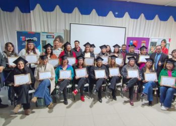 20 mujeres de Colbún se certifican como expertas en tapicería de muebles