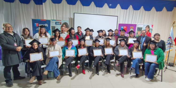 20 mujeres de Colbún se certifican como expertas en tapicería de muebles