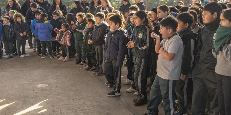 Plantel de Deportes Linares visitó Escuela Santa Ana de Queri