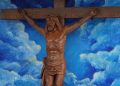 Cristo de madera vuelve a recibir a locatarios y visitantes en el Mercado Provisorio de Talca
