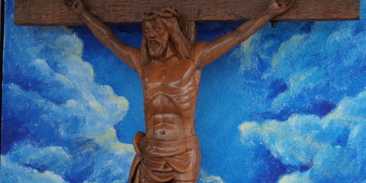 Cristo de madera vuelve a recibir a locatarios y visitantes en el Mercado Provisorio de Talca