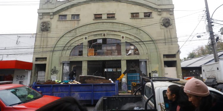 Municipalidad de Curicó realiza operativo de recuperación de espacios públicos