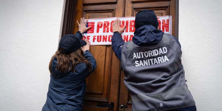 Seremi de Salud Maule intensifica fiscalizaciones a restaurantes en Talca: tres clausuras