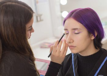 Especialista advierte graves riesgos de infecciones y quemaduras químicas en la piel por cosméticos no certificados