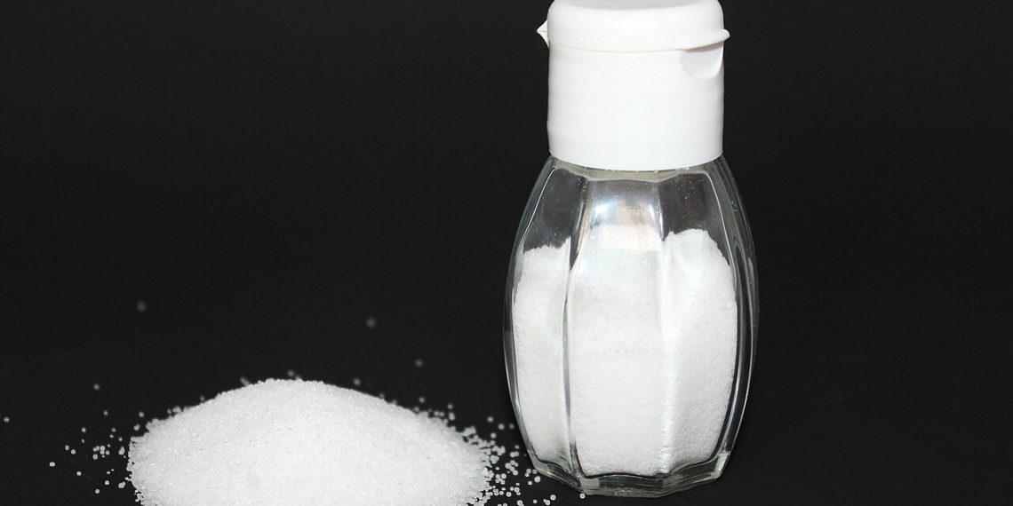 Experta comenta por qué se debe poner sal en la ropa para ayudar a quitar las manchas de aceite, vino o grasa
