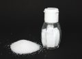 Experta comenta por qué se debe poner sal en la ropa para ayudar a quitar las manchas de aceite, vino o grasa