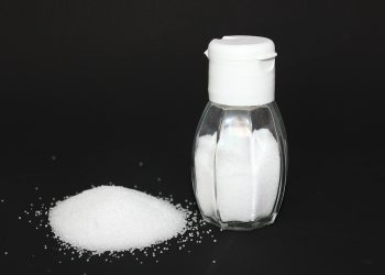 Experta comenta por qué se debe poner sal en la ropa para ayudar a quitar las manchas de aceite, vino o grasa