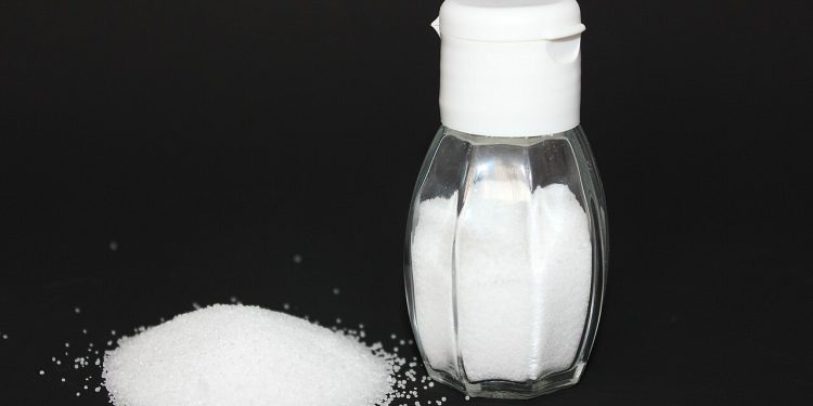 Experta comenta por qué se debe poner sal en la ropa para ayudar a quitar las manchas de aceite, vino o grasa