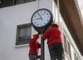 Innovación municipal permite recuperar y modernizar histórico Reloj Seiko de la Plaza de Armas de Talca