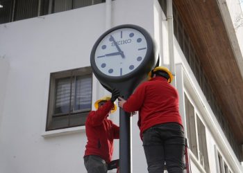 Innovación municipal permite recuperar y modernizar histórico Reloj Seiko de la Plaza de Armas de Talca