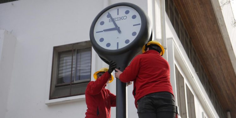 Innovación municipal permite recuperar y modernizar histórico Reloj Seiko de la Plaza de Armas de Talca