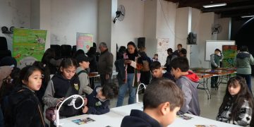 Estudiantes disfrutan y aprenden de forma interactiva sobre insectos