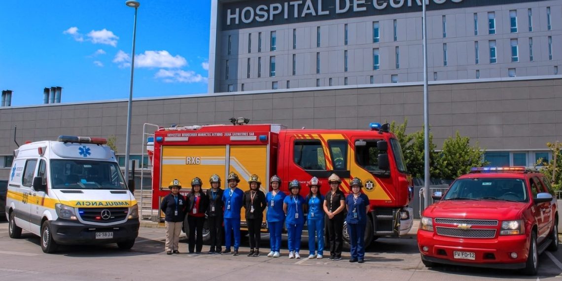 Hospital de Curicó rinde emotivo homenaje a funcionarios que también son bomberos