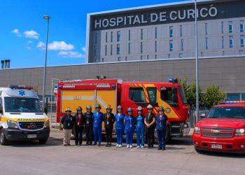 Hospital de Curicó rinde emotivo homenaje a funcionarios que también son bomberos
