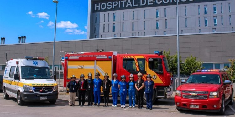 Hospital de Curicó rinde emotivo homenaje a funcionarios que también son bomberos