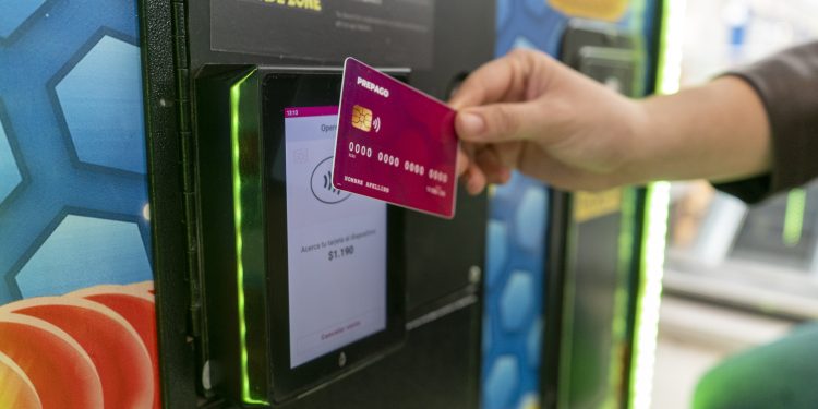 Chilenos en “modo flash”: tecnología de autoservicio reduce en un 80% los tiempos de espera