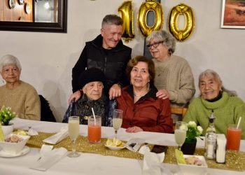 Un siglo sobre 2 ruedas, pasión albirroja y un carácter inquebrantable: Inés Díaz Pizarro cumplió 100 años