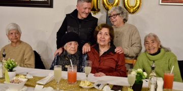 Un siglo sobre 2 ruedas, pasión albirroja y un carácter inquebrantable: Inés Díaz Pizarro cumplió 100 años