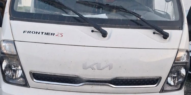 Un detenido por circular en camioneta con placas patentes falsas