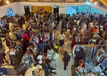 Al mal tiempo, buena cara: El frío no frenó la fiesta de moda circular en Talca