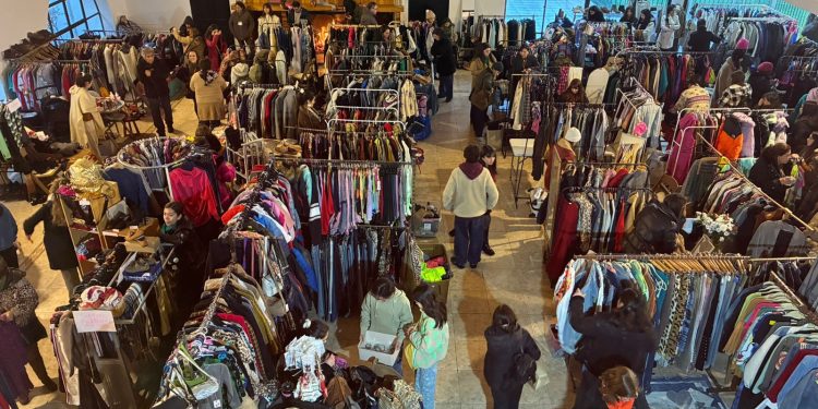 Al mal tiempo, buena cara: El frío no frenó la fiesta de moda circular en Talca