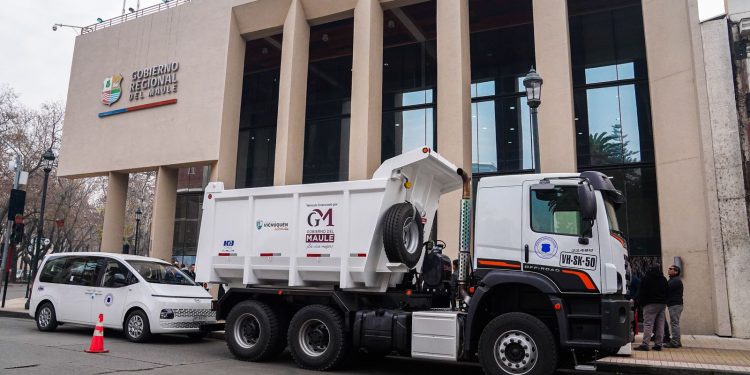 Gobierno del Maule fortalece la conectividad y la atención en salud con la entrega de nuevos vehículos para Vichuquén y Molina