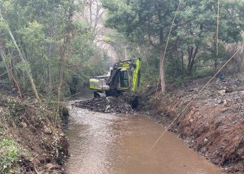 Municipio de Molina realiza limpieza del Estero Seco de Lontué tras más de 7 años sin intervenciones