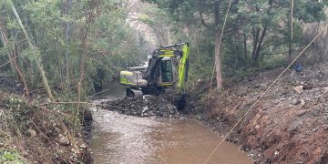 Municipio de Molina realiza limpieza del Estero Seco de Lontué tras más de 7 años sin intervenciones