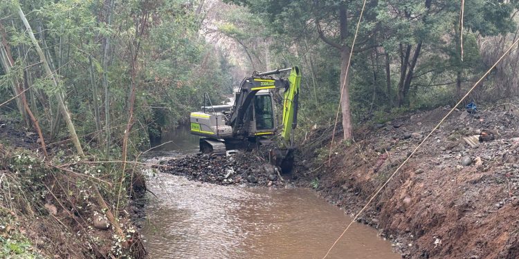 Municipio de Molina realiza limpieza del Estero Seco de Lontué tras más de 7 años sin intervenciones