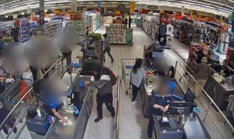 Cárcel para autores de violento robo a supermercado Lider de Talca