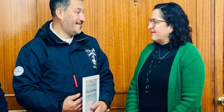 Municipio de Talca reconoció a bombero talquino que participó en labores de rescate tras el terremoto en Venezuela