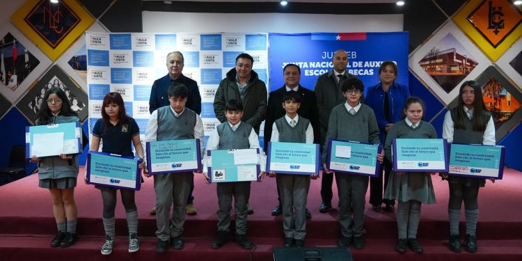 Más de 8 mil estudiantes beneficiados: Junaeb Maule inicia la entrega de la Beca TIC 2026