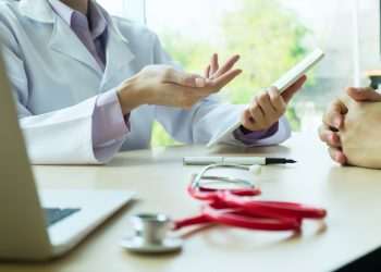 Inteligencia artificial desarrollada en investigación liderada por la UST Talca logra anticipar el riesgo de mortalidad en personas mayores con neumonía
