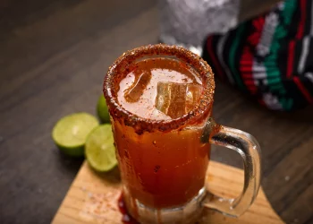Los chilenos se rinden ante la michelada: CCU analiza el fenómeno que redefine el consumo de cerveza